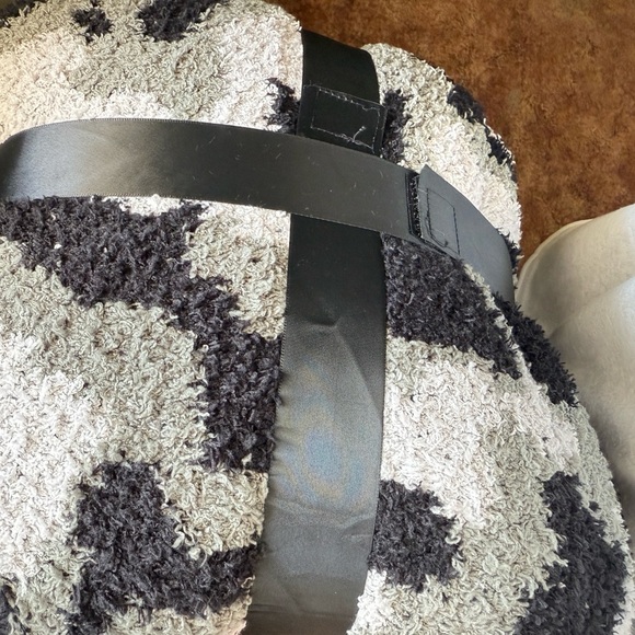 Cozy Love Green Camo Print Throw Blanket - Picture 4 of 4